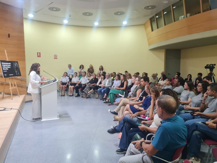 La directora general de Mujer y Prevención de la Violencia de Género, Ana Belén Martínez, junto con representantes de las entidades sociales especializadas que forman parte de la Mesa de la Trata, y asistentes a los actos conmemorativos del Día Internacional contra la Explotación Sexual y la Trata de Mujeres, Niñas y Niños (1)