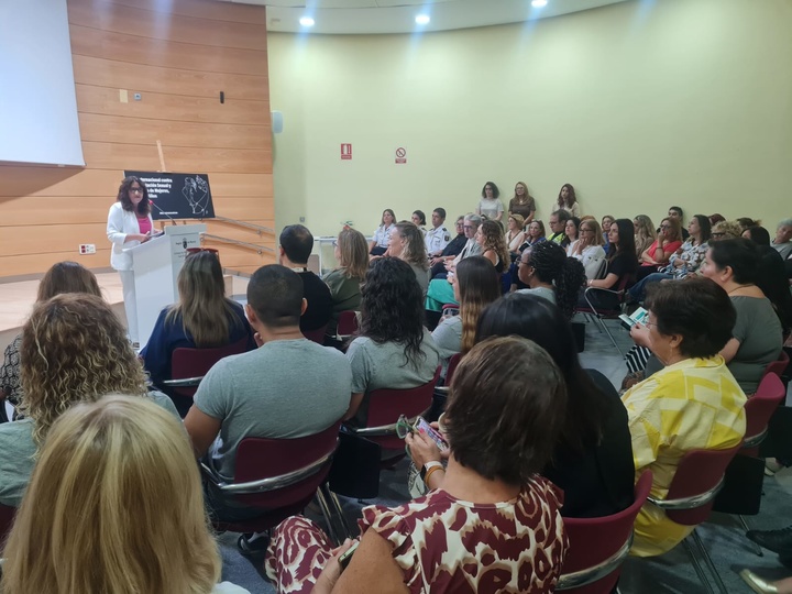 La directora general de Mujer y Prevención de la Violencia de Género, Ana Belén Martínez, junto con representantes de las entidades sociales especializadas que forman parte de la Mesa de la Trata, y asistentes a los actos conmemorativos del Día Internacional contra la Explotación Sexual y la Trata de Mujeres, Niñas y Niños (2)
