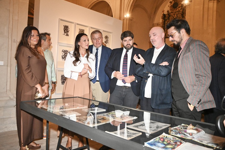 El presidente del Gobierno de la Región de Murcia, Fernando López Miras, inauguró hoy en el Palacio de San Esteban la exposición 'José Lucas, expresionista en el laberinto barroco'