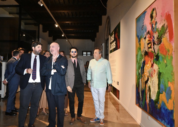 El presidente del Gobierno de la Región de Murcia, Fernando López Miras, inauguró hoy en el Palacio de San Esteban la exposición 'José Lucas, expresionista en el laberinto barroco'