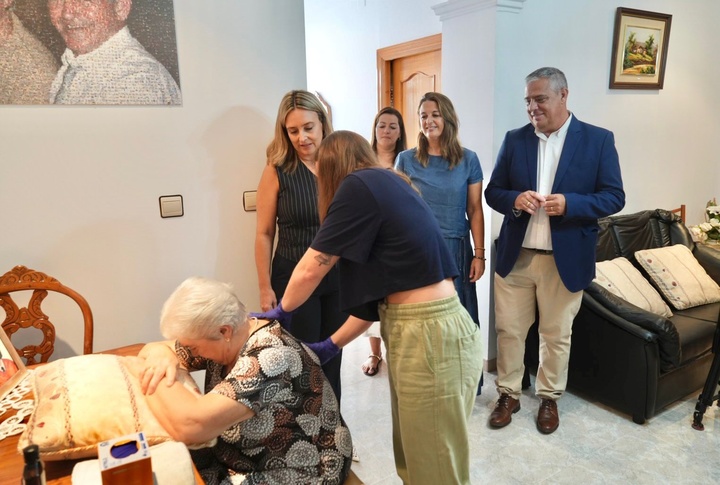 La consejera de Política Social, Familias e Igualdad, Conchita Ruiz, y el alcalde de Pliego, Antonio Huéscar, durante una sesión de rehabilitación a domicilio (1)