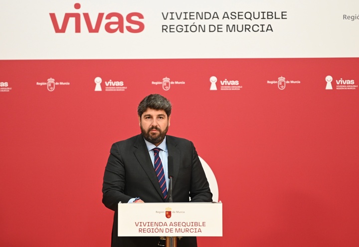 López Miras presenta en San Esteban el nuevo modelo de Vivienda Asequible de la Región de Murcia (2)