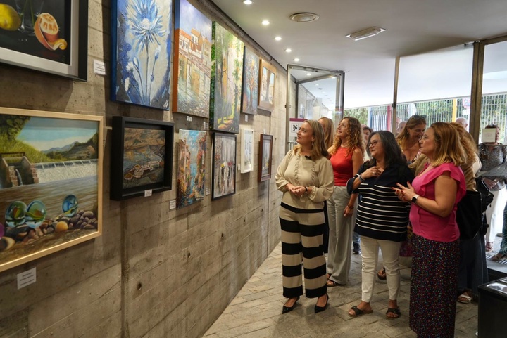 La consejera de Política Social, Familias e Igualdad, Conchita Ruiz, en la inauguración de la exposición artística de los Centros Sociales del IMAS (2)