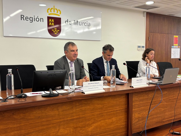 El consejero de Medio Ambiente, Universidades, Investigación y Mar Menor, Juan María Vázquez, acompañado por el secretario general del CSN, Pablo Martín González, da la bienvenida a los inspectores del Consejo de Seguridad Nuclear (CSN)