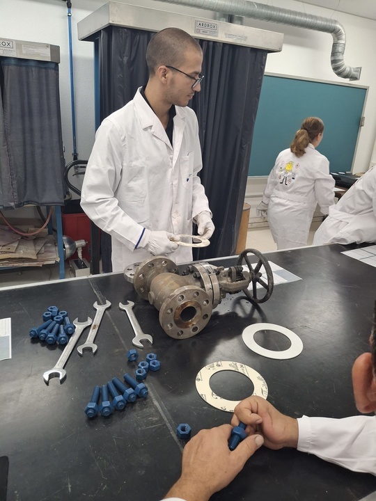 Alumno durante la realización del curso de mantenimiento de planta química
