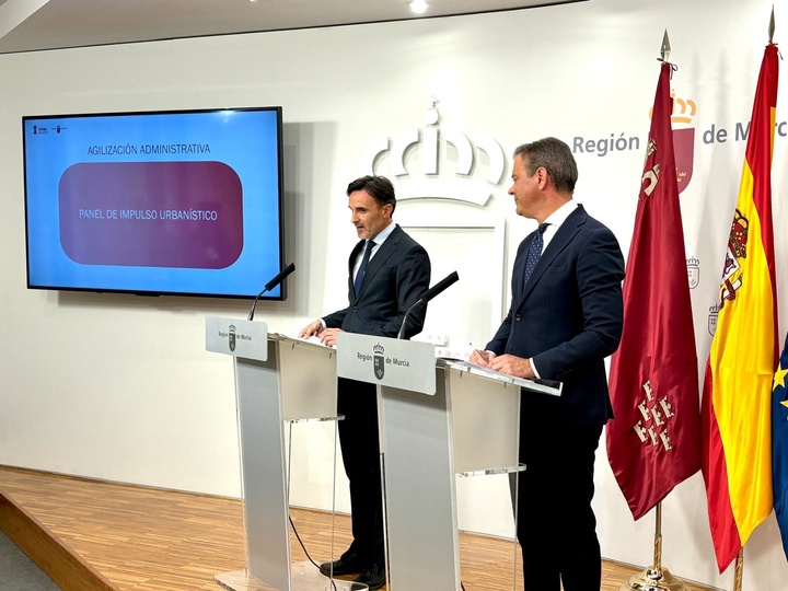 El consejero de Fomento e Infraestructuras, Jorge García Montoro, junto al portavoz del Gobierno regional, Marcos Ortuño, durante la rueda de prensa tras la aprobación por parte del Consejo de Gobierno del Decreto Ley de medidas urgentes en materia de vivienda y ordenación urbanística