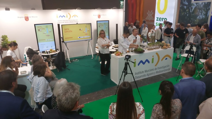 Imagenes de las presentaciones de las investigaciones del IMIDA en su estand de Fruit Attraction