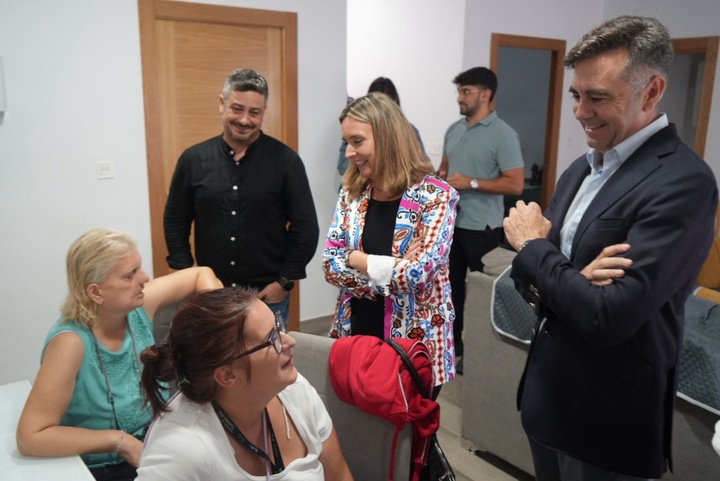 La consejera de Política Social, Familias e Igualdad, Conchita Ruiz, junto con el alcalde de San Pedro del Pinatar, Pedro Javier Sánchez, durante su visita a la vivienda tutelada para personas con problemas de salud mental de AFEMAR (2)