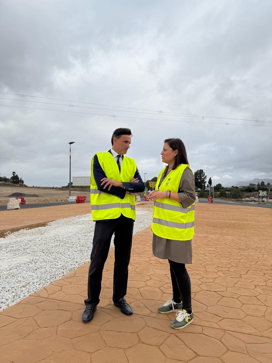 El consejero de Fomento e Infraestructuras, Jorge García Montoro, junto a la alcaldesa de Fortuna, Catalina Herrero, supervisan el fin de obra de la glorieta construida en la RM-423 que da acceso a la urbanización Los Periquitos (2)