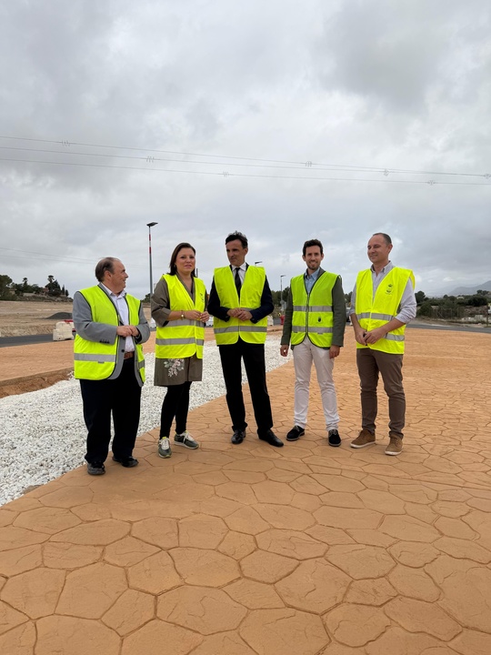 El consejero de Fomento e Infraestructuras, Jorge García Montoro, junto a la alcaldesa de Fortuna, Catalina Herrero, supervisan el fin de obra de la glorieta construida en la RM-423 que da acceso a la urbanización Los Periquitos (3)