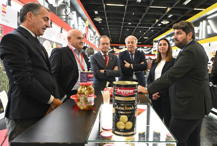 López Miras, junto a las empresas de la Región presentes en Anuga (2)