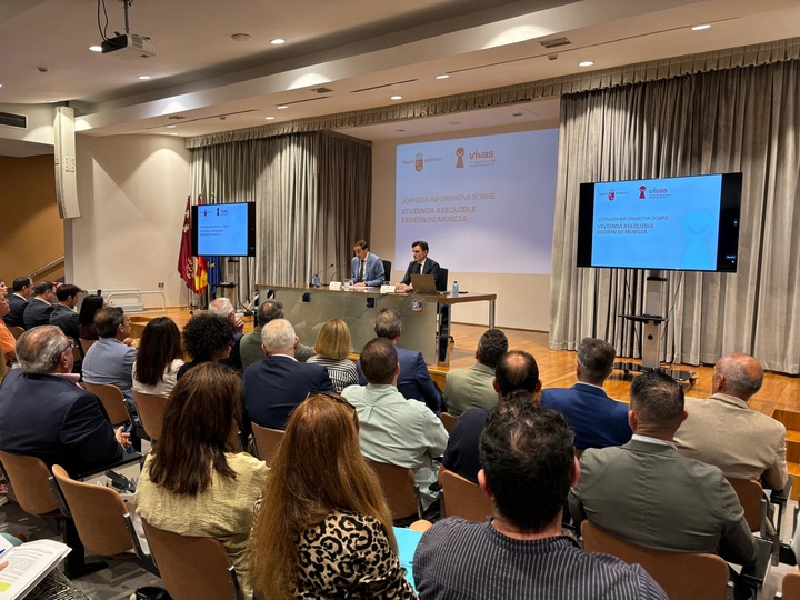 El consejero de Fomento e Infraestructuras, Jorge García Montoro, acompañado del presidente de la Federación de Municipios de la Región de Murcia, Víctor Manuel López, durante la presentación del inventario de suelos municipales