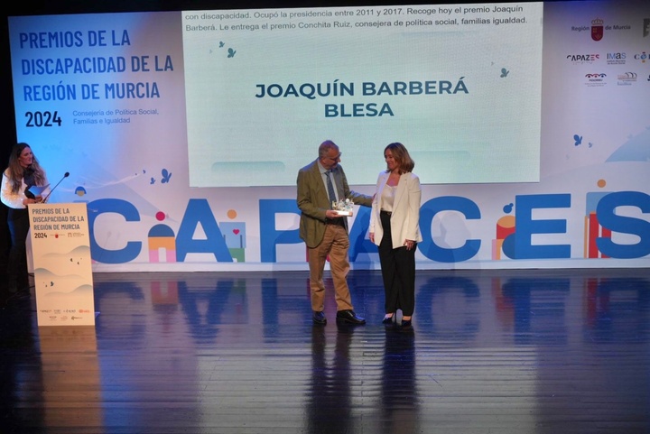 La consejera de Política Social, Familias e Igualdad, Conchita Ruiz, entrega un galardón al presidente de Plena Inclusión, Joaquín Barberá, en los Premios de la Discapacidad de la Región de Murcia el año pasado