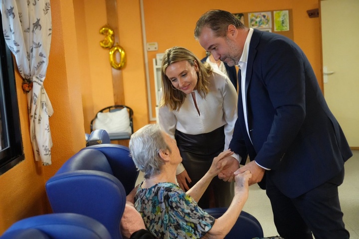 La consejera de Política Social, Familias e Igualdad, Conchita Ruiz, junto con el director de la residencia 'Hogar de Betania', Alfonso Martínez, durante la celebración del 30 aniversario del centro
