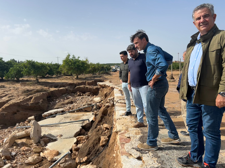 El jefe del Ejecutivo regional, Fernando López Miras, en su visita a distintas zonas afectadas por la DANA (2)