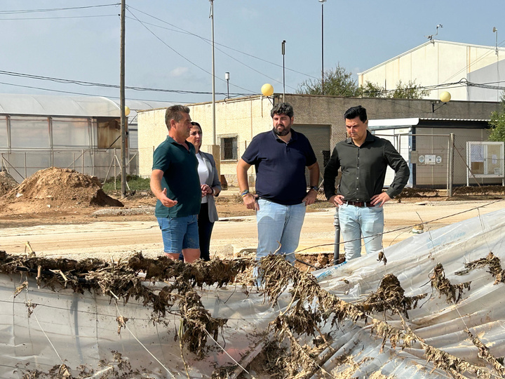 El jefe del Ejecutivo regional, Fernando López Miras, en su visita a distintas zonas afectadas por la DANA (3)