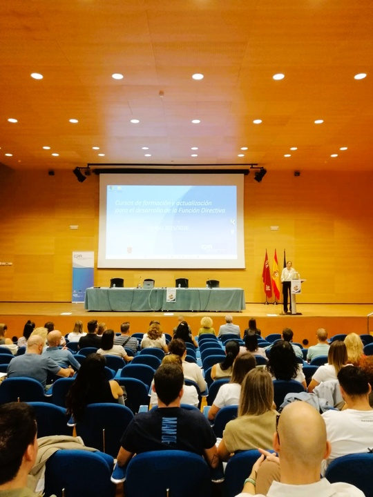 130 docentes reciben formación sobre función directiva