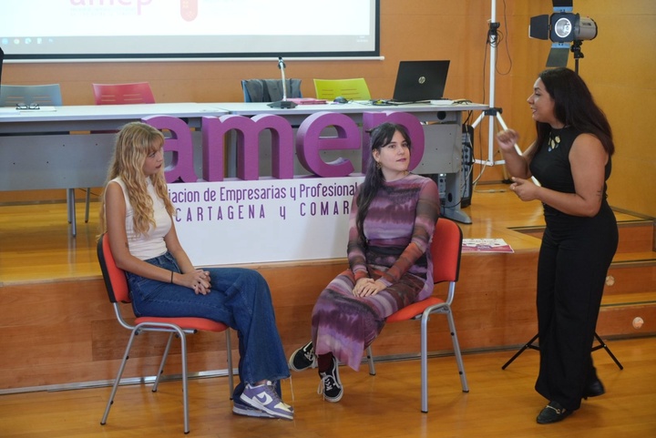 La consejera de Política Social, Familias e Igualdad, Conchita Ruiz, junto a la presidenta de AMEP, Carmen Jérez, durante el inicio del programa 'Mujer en Foco' (2)