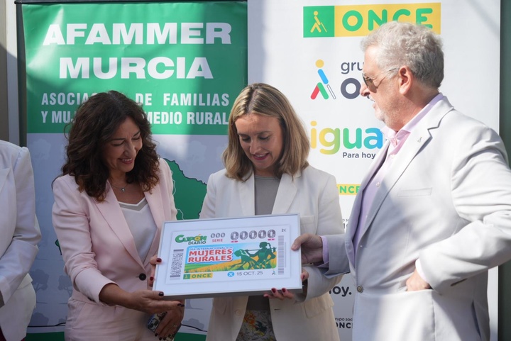 La consejera de Política Social, Familias e Igualdad, Conchita Ruiz, durante la presentación de cupón de la ONCE conmemorativo del Día Internacional de la Mujer Rural