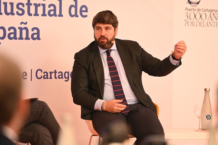 El presidente de la Comunidad, Fernando López Miras, participó hoy en Cartagena en el 'Foro Conversa', organizado por la Cadena Ser (2)
