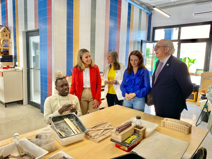 La consejera de Política Social, Familias e Igualdad, Conchita Ruiz, junto con el presidente de la Fundación Jesús Abandonado, José Manuel Martínez, y usuarios durante una visita a los talleres de empleabilidad.