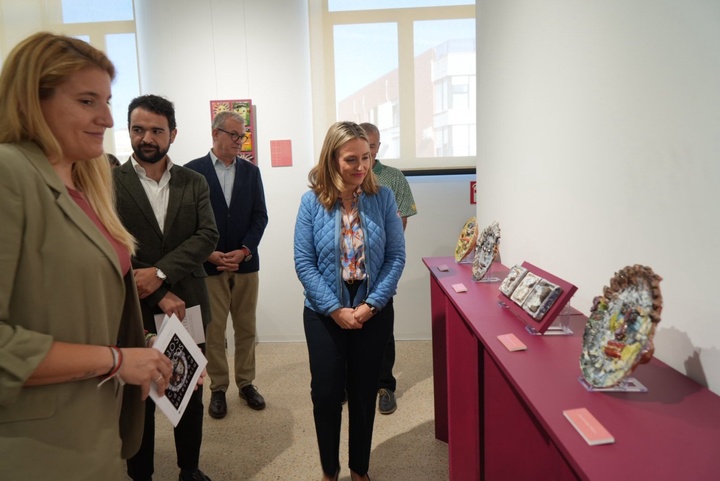 La consejera de Política Social, Familias e Igualdad, Conchita Ruiz, junto con el alcalde de La Unión, Joaquín Zapata, y usuarios de la residencia `Cristo de los Mineros´en la exposición artística creada por algunos residentes y abierta al público en el Museo Minero (2)