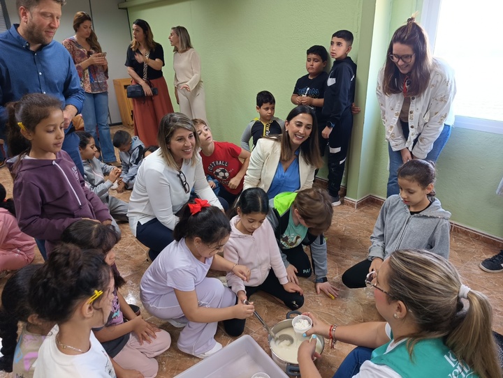 Imagenes de la consejera Sara Rubira en la visita a la cooperativa 'Coagacart'