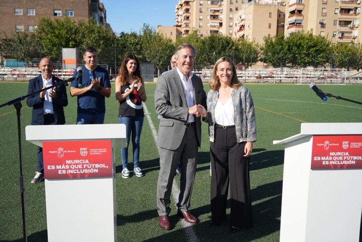La consejera de Política Social, Familias e Igualdad, Conchita Ruiz, junto con el Presidente de la Federación de Fútbol de la Región de Murcia, José Miguel Monje, en la firma del convenio para fomentar el deporte inclusivo
