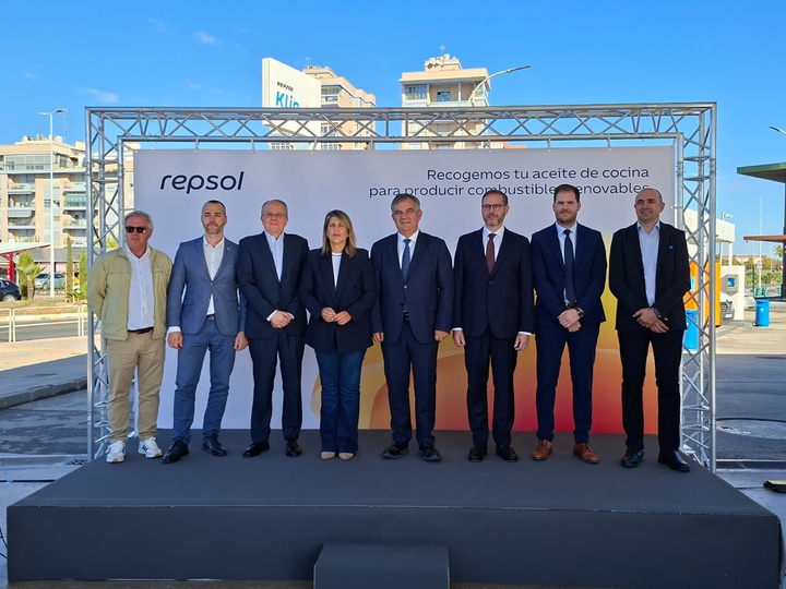 El consejero de Medio Ambiente, Universidades, Investigación y Mar Menor, Juan María Vázquez, junto con el director del Centro Industrial Repsol en Cartagena, Rafael Quesada, y la alcaldesa de Cartagena, Noelia Arroyo, en el acto de inauguración del punto de recogida de aceite de cocina en las estaciones de servicio Repsol.