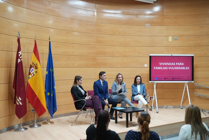 La consejera de Política Social, Familias e Igualdad, Conchita Ruiz, y el consejero de Fomento e Infraestructuras, Jorge García Montoro, durante un encuentro con familias beneficiarias del programa PARES (1)