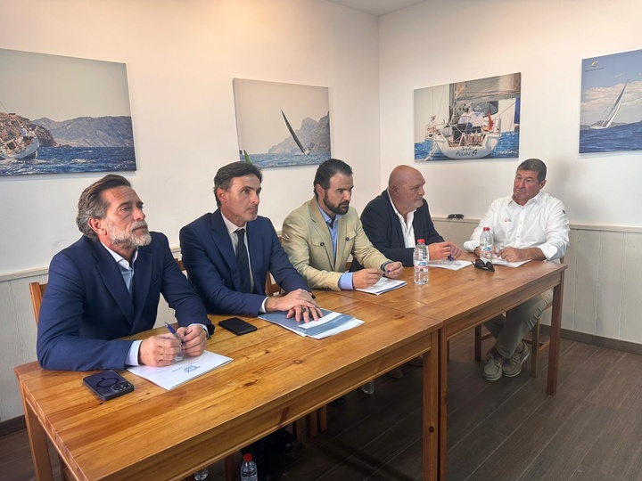 El consejero de Fomento e Infraestructuras, Jorge García Montoro, junto al alcalde de La Unión, Joaquín Zapata, el director general de Litoral y Puertos, Pablo Marín y el presidente del Club Náutico de Portmán, Blas Isaac Calventus, frente a las instalaciones del club