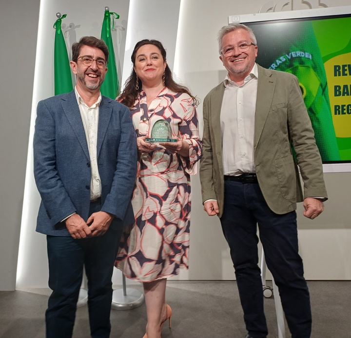 La secretaria autonómica de Energía, Sostenibilidad y Acción Climática, María Cruz Ferreira, recibe un reconocimiento por parte del subdirector de Gerencias Zona Este de Ecovidrio, Roberto Fuentes.