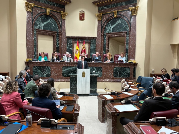 El consejero de Fomento e Infraestructuras, Jorge García Montoro, durante su intervención en la Asamblea Regional para defender el Decreto-ley de medidas urgentes en materia de vivienda y ordenación urbanística
