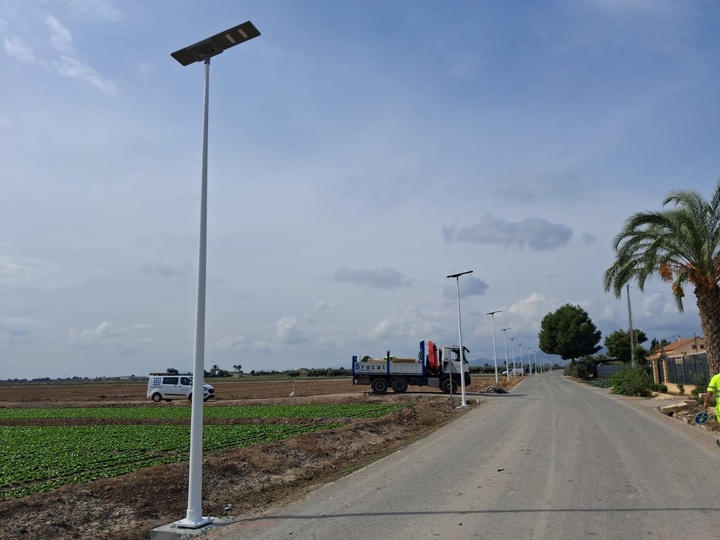 Fomento instala 17 luminarias LED con alimentación solar en la carretera RM-D3 para mejorar la seguridad vial entre Lorca y La Hoya (2)