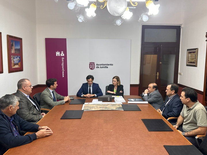 El consejero de Fomento e Infraestructuras, Jorge García Montoro, junto a la alcaldesa de Jumilla, Seve González, durante la presentación de la actualización del proyecto del primer tramo de la carretera de El Carche (RM-A15)