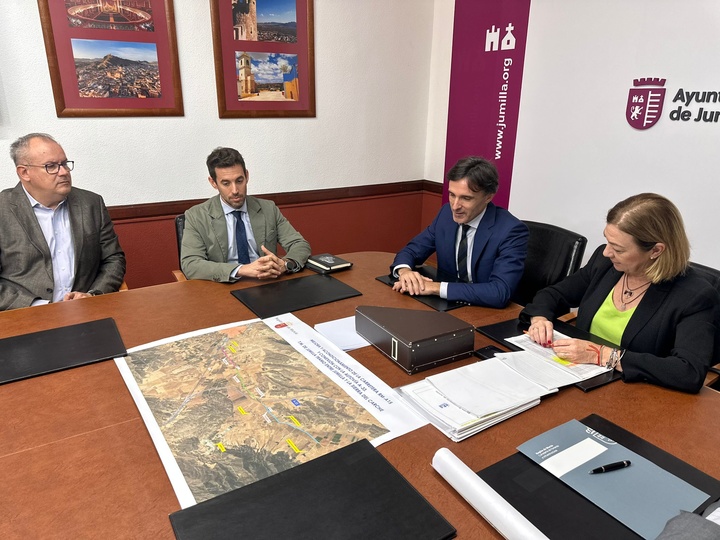 El consejero de Fomento e Infraestructuras, Jorge García Montoro, junto a la alcaldesa de Jumilla, Seve González, durante la presentación de la actualización del proyecto del primer tramo de la carretera de El Carche (RM-A15)