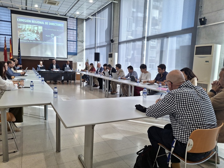 El consejero de Educación y Formación Profesional, Víctor Marín, presidió hoy la comisión de directores de Secundaria
