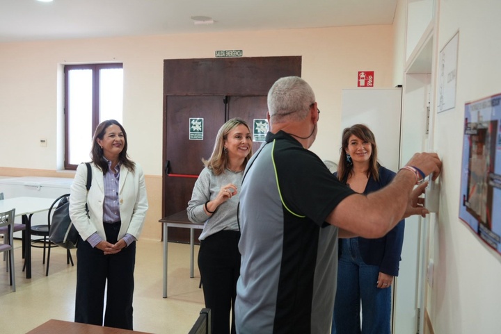 La consejera de Política Social, Familias e Igualdad, Conchita Ruiz, durante su visita al Centro ocupacional de Ápices, en Cartagena (1)