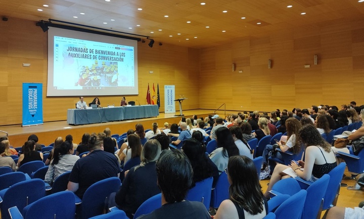 Bienvenida a 200 jóvenes de más de 15 países que participan este curso en el programa de auxiliares de conversación en centros educativos