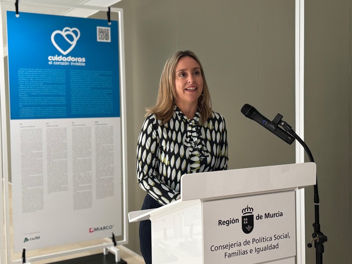 La consejera de Política Social, Familias e Igualdad, Conchita Ruiz, durante la inauguración de la exposición 'Cuidadoras: el corazón invisible', organizada por la Fundación GMP, en el Hospital Virgen de la Arrixaca de Murcia (1)