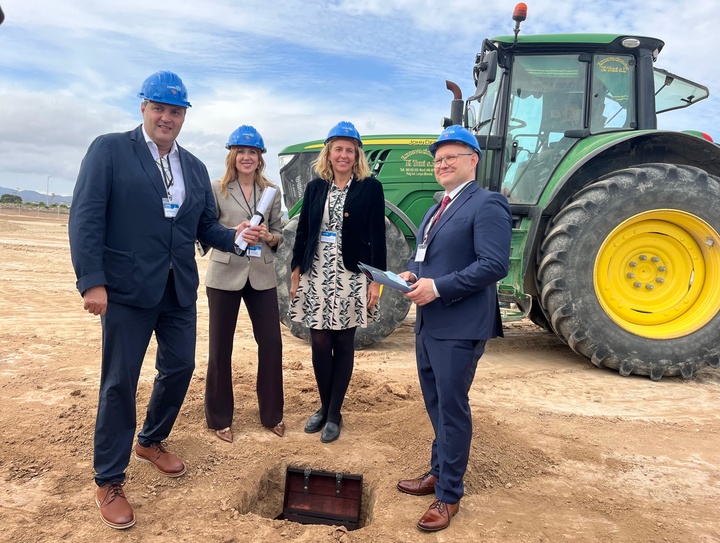La consejera de Empresa participa en la colocación de la primera piedra de la nueva planta de Supravis y Copack en Corvera