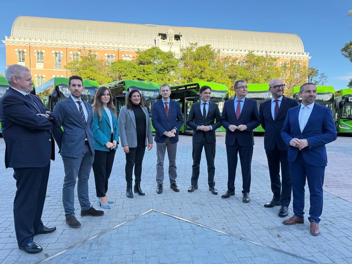 El consejero de Fomento e Infraestructuras, Jorge García Montoro, junto al alcalde de Murcia, José Ballesta, durante la presentación de la flota Movibus cien por cien eléctricos