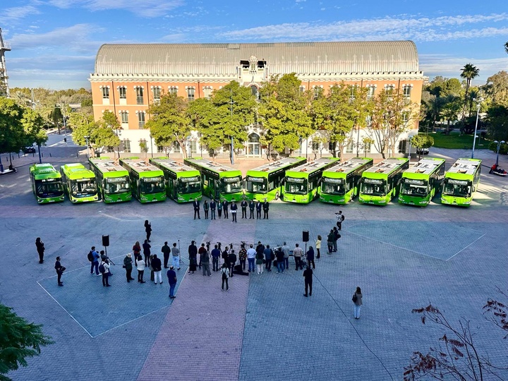 El consejero de Fomento e Infraestructuras, Jorge García Montoro, junto al alcalde de Murcia, José Ballesta, durante la presentación de la flota Movibus cien por cien eléctricos