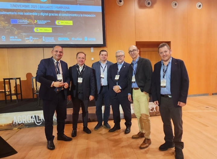 El director general de Universidades e Investigación, Antonio Caballero, junto con el director del Instituto Murciano de Investigación y Desarrollo Agrario y Medioambiental (Imida), Andrés Martínez, en el Evento Final Agroalnext, innovación y sostenibilidad: Transformando el futuro agroalimentario.