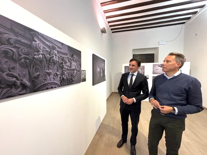 El consejero de Fomento e Infraestructuras, Jorge García Montoro, junto al alcalde de Lorca, Fulgencio Gil, en la exposición 'Belleza escondida'