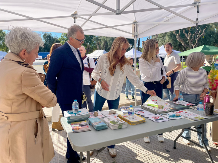 El consejero de Salud inaugura la II Feria de la Salud de El Palmar, que fomenta los hábitos saludables, la formación y la donación de médula ósea