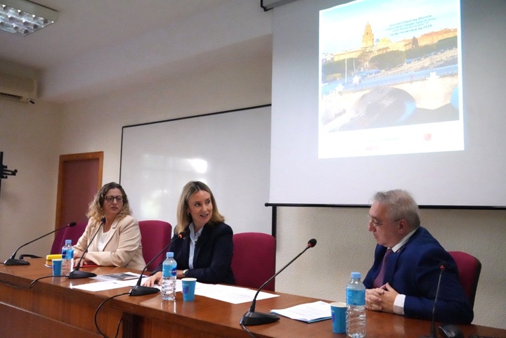 La consejera de Política Social, Familias e Igualdad, Conchita Ruiz, junto a la decana de la Facultad de Derecho de la UMU, Francisca Ferrando, y el responsable del Observatorio de Políticas Públicas, Antonio Garrido (1)