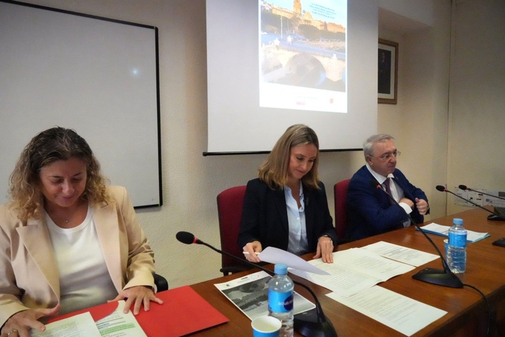 La consejera de Política Social, Familias e Igualdad, Conchita Ruiz, junto a la decana de la Facultad de Derecho de la UMU, Francisca Ferrando, y el responsable del Observatorio de Políticas Públicas, Antonio Garrido (2)