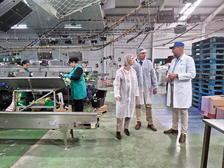 El director general de Formación Profesional, Enseñanzas de Régimen Especial y Educación Permanente, Luis Quiñonero, visita varias empresa de Lorca para informar sobre el procedimiento Prear para acreditar las competencias profesionales de trabajadores en las empresas.