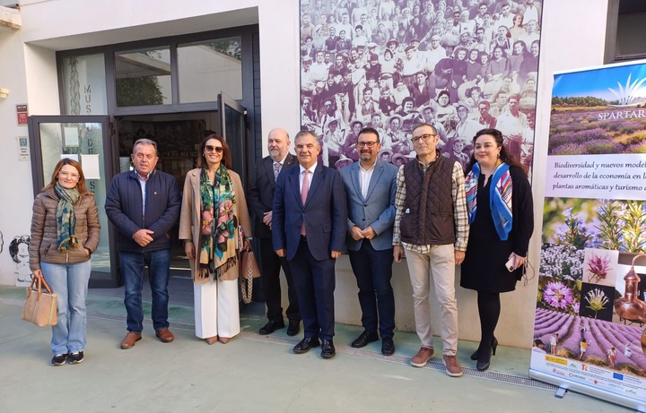 El consejero de Medio Ambiente, Universidades, Investigación y Mar Menor, Juan María Vázquez, antes de la inauguración del seminario técnico 'Custodia del Territorio en los espartales y matorrales de la Región de Murcia'.
